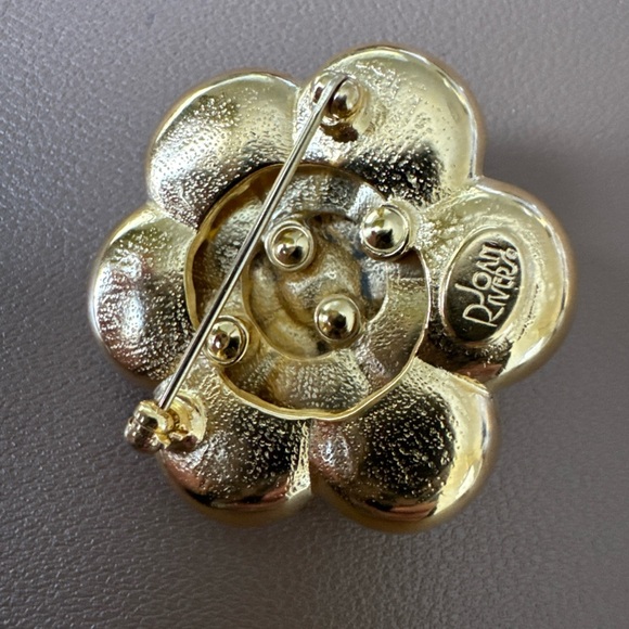 VINTAGE JOAN RIVERS CAMELLIA
FLOWER BROOCH PIN SATIN GOLD
WHITE PEARL - Picture 5 of 5